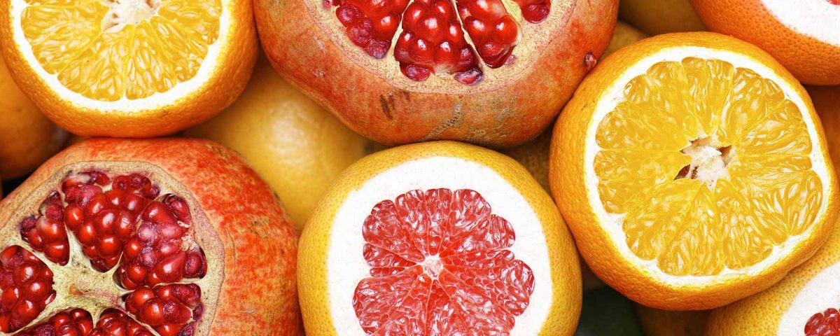 Grapefruit und Zitrone bilden eine bunte Collage